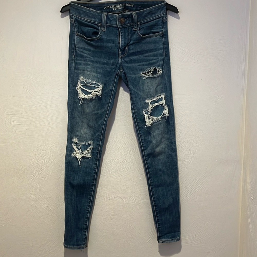American Eagle medium wash distressed jegging